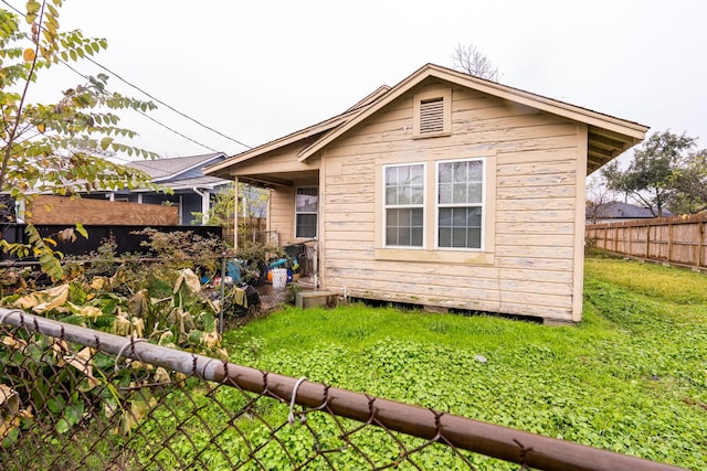 view of front facade featuring a front lawn and fence