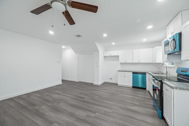 kitchen with visible vents, white cabinets, stainless steel appliances, light wood-type flooring, and a sink