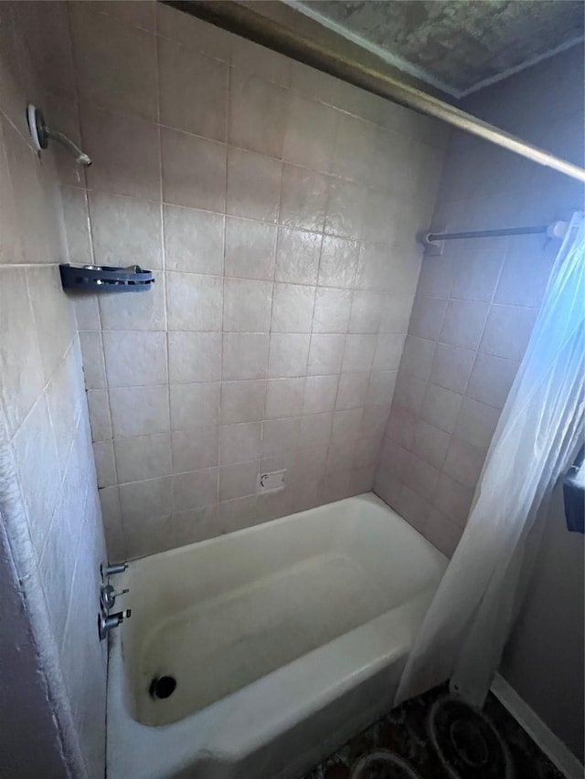 bathroom with shower / tub combo