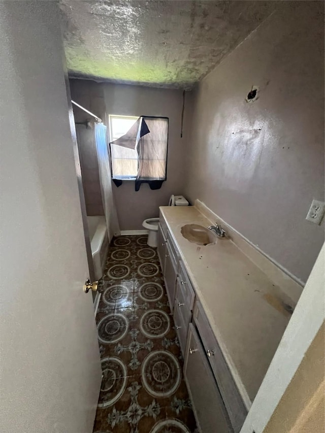 full bathroom with tile patterned flooring, toilet, vanity, baseboards, and shower / tub combo with curtain