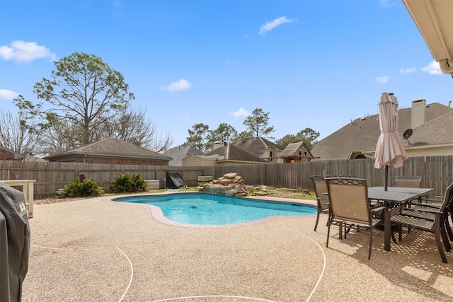 view of swimming pool featuring a fenced in pool, outdoor dining space, a patio area, and a fenced backyard