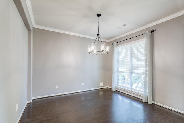 spare room with a chandelier, visible vents, baseboards, dark wood-style floors, and crown molding