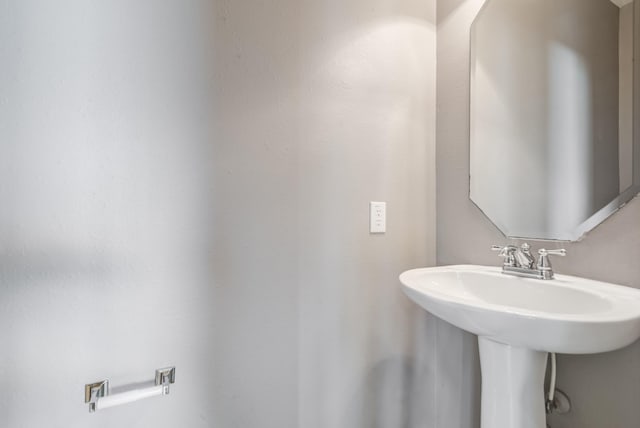 bathroom featuring a sink