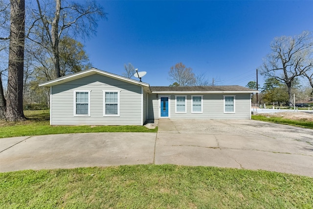 single story home featuring a front lawn