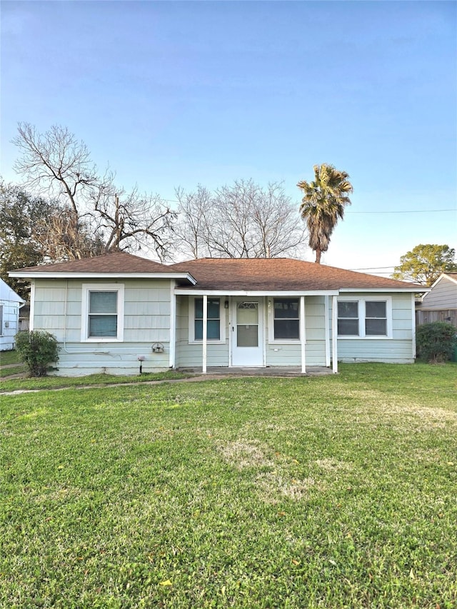 single story home with a front lawn