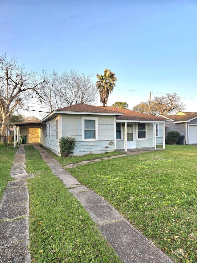 view of front facade with a front lawn