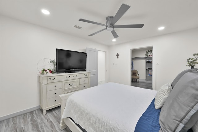 bedroom featuring light wood finished floors, visible vents, recessed lighting, and ceiling fan