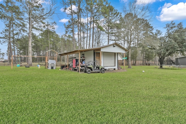 view of yard featuring a detached garage and an outdoor structure