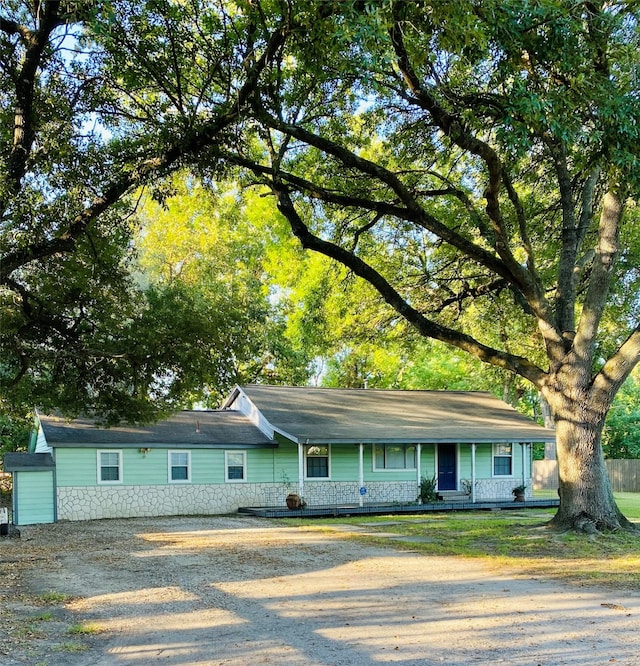 ranch-style home featuring a porch