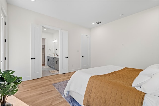 bedroom featuring light wood-type flooring, visible vents, baseboards, and recessed lighting