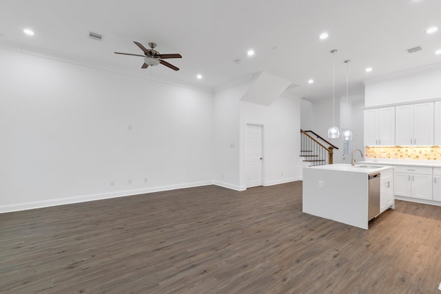 kitchen featuring dishwasher, open floor plan, a sink, and visible vents