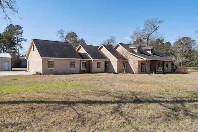 view of front of property featuring a front yard and fence