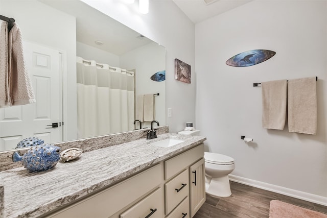 full bath featuring baseboards, toilet, wood finished floors, curtained shower, and vanity