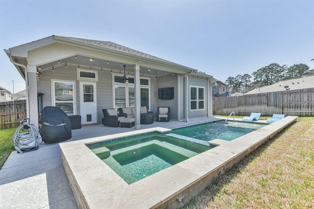 back of property featuring a fenced backyard, an outdoor hangout area, a pool with connected hot tub, a ceiling fan, and a patio area