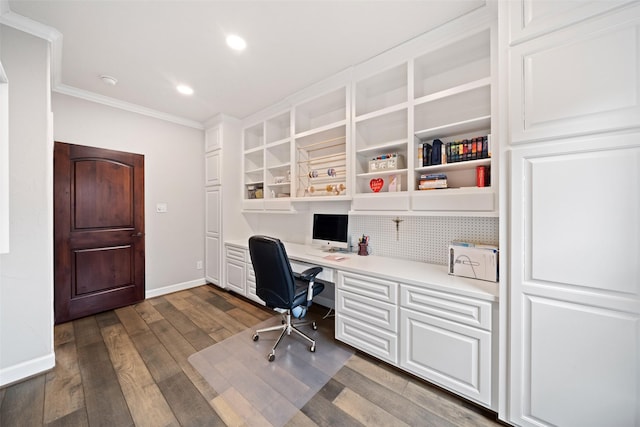 office space with baseboards, built in study area, dark wood-style floors, crown molding, and recessed lighting