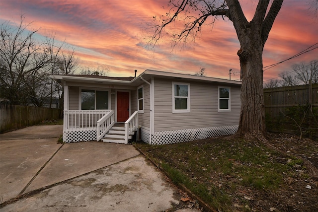 view of front of house with covered porch and fence