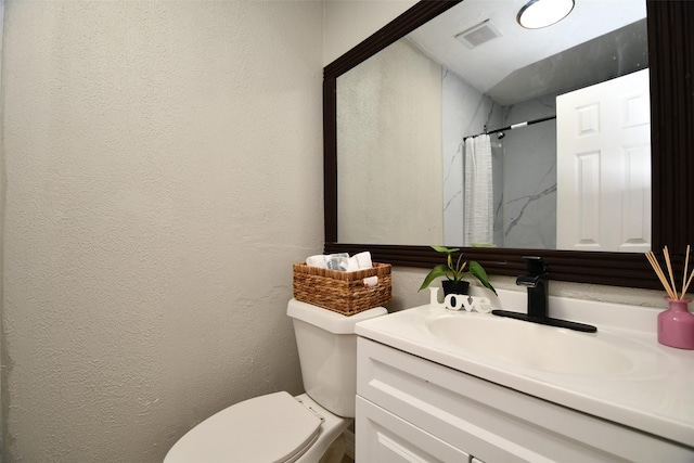 full bathroom featuring a textured wall, toilet, a shower with shower curtain, visible vents, and vanity