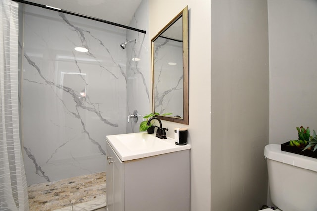 bathroom with a shower with curtain, vanity, and toilet