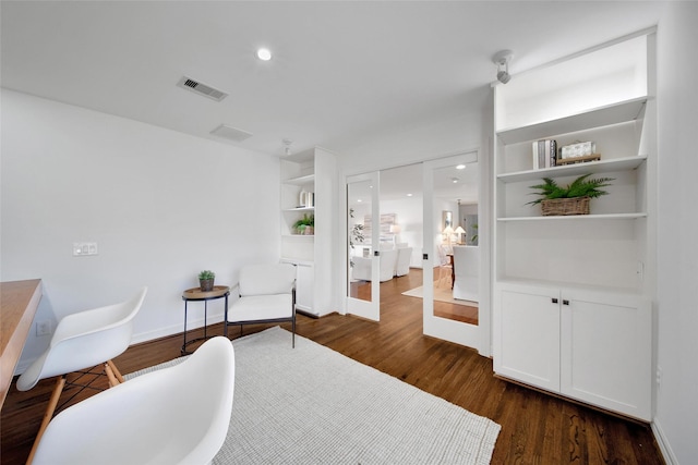 living area featuring recessed lighting, visible vents, baseboards, and dark wood-type flooring