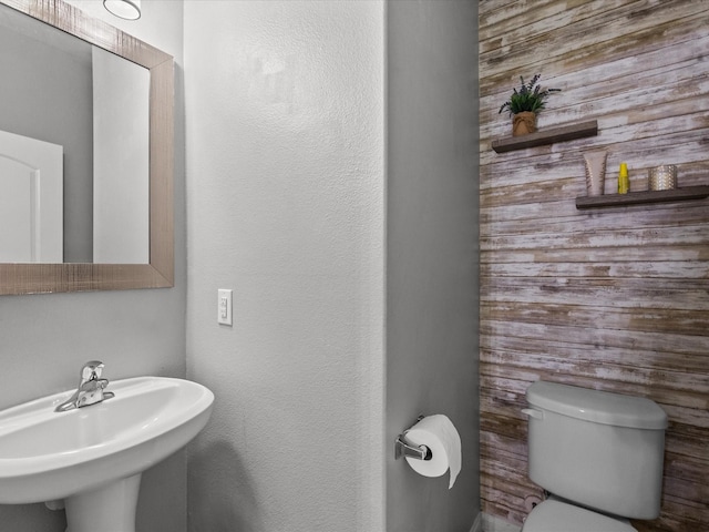 bathroom featuring a sink and toilet