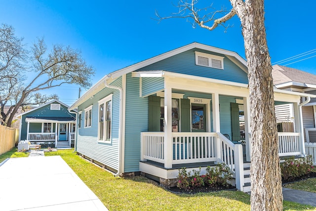 view of front of house featuring a porch and a front yard