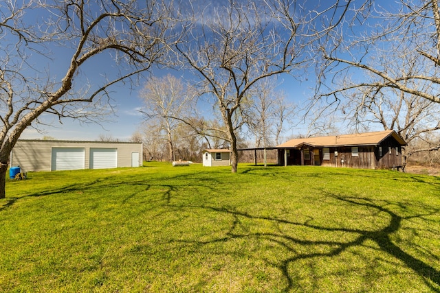 view of yard with an outdoor structure