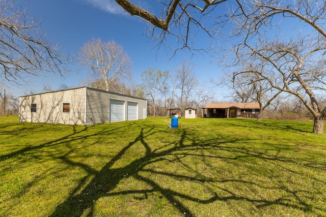 view of yard with an outbuilding