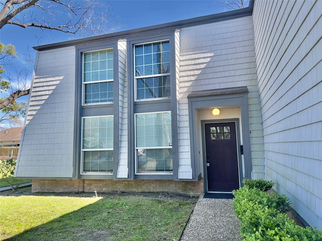 property entrance featuring a yard