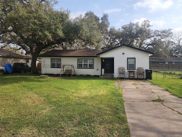 view of front of house featuring fence and a front lawn