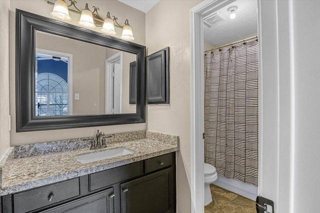 full bathroom featuring a shower with curtain, visible vents, vanity, and toilet