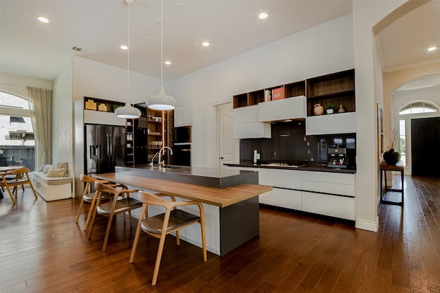 kitchen featuring a sink, dark countertops, modern cabinets, and dark wood-style flooring