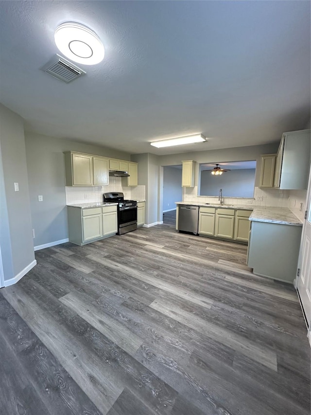 kitchen featuring visible vents, dark wood-style floors, appliances with stainless steel finishes, under cabinet range hood, and backsplash