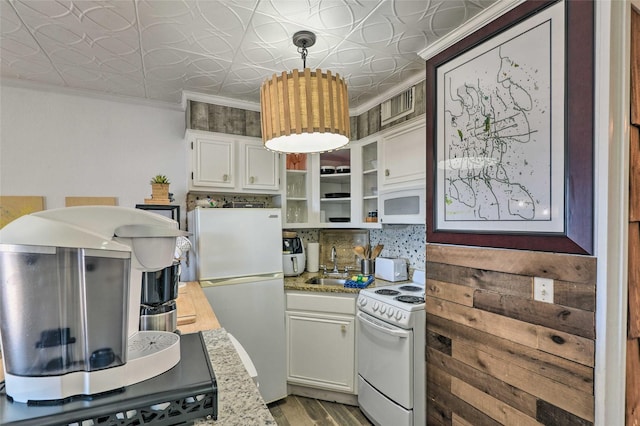 kitchen featuring white appliances, an ornate ceiling, crown molding, open shelves, and a sink