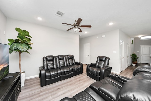 living area featuring light wood finished floors, baseboards, visible vents, and recessed lighting