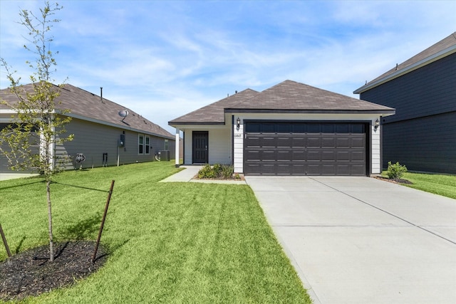 view of front of home featuring a front lawn, central AC, a garage, and driveway