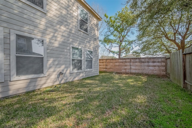 view of yard featuring a fenced backyard