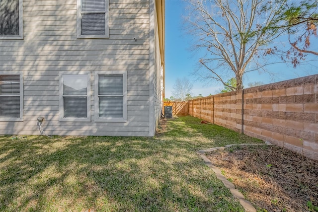 9314 Dune Gate Ct, Humble, TX 77396 - rear view of property featuring a fenced backyard
