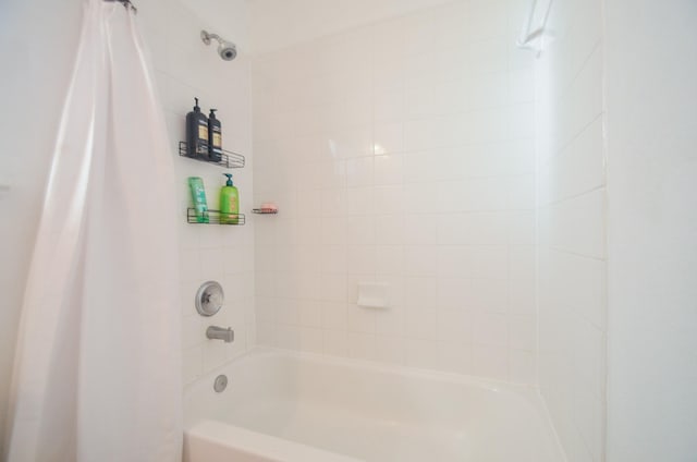 bathroom with shower / tub combo with curtain