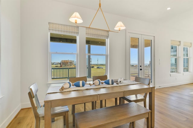 dining space featuring light wood finished floors, recessed lighting, and baseboards