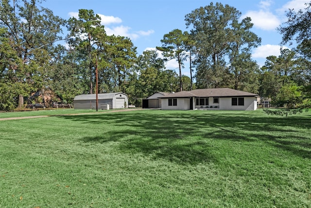 view of yard with a garage and an outdoor structure