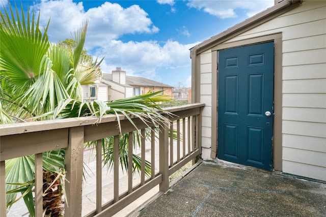 property entrance featuring a balcony