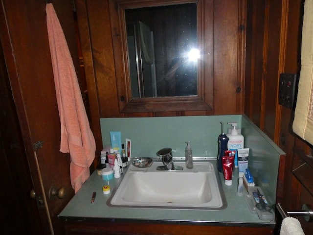 bathroom featuring a sink