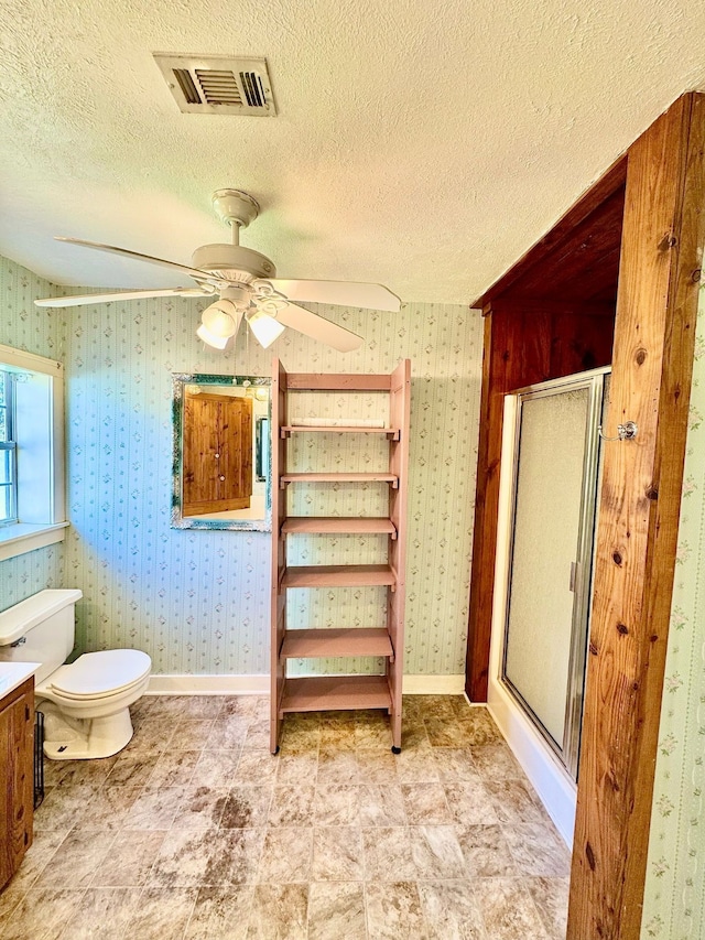 full bath featuring visible vents, a shower stall, baseboards, and wallpapered walls