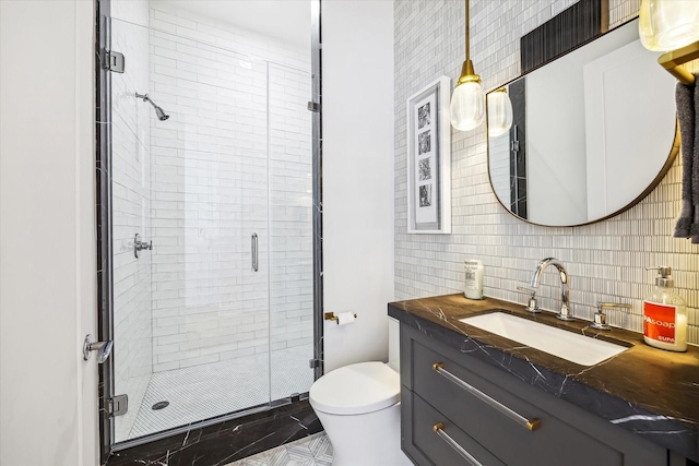 full bathroom featuring toilet, a stall shower, tasteful backsplash, and vanity