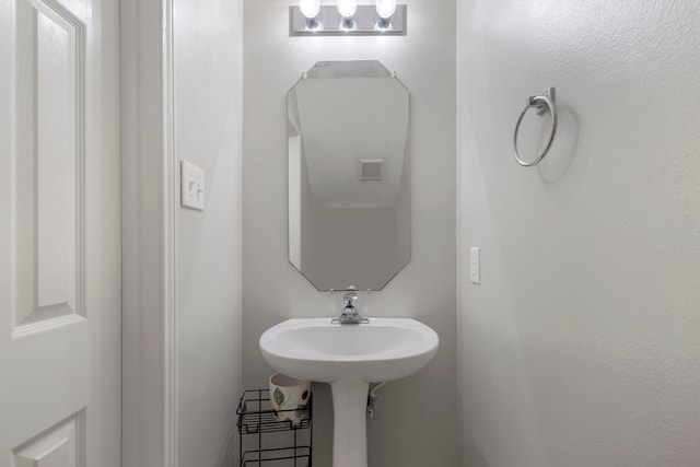 bathroom featuring a sink