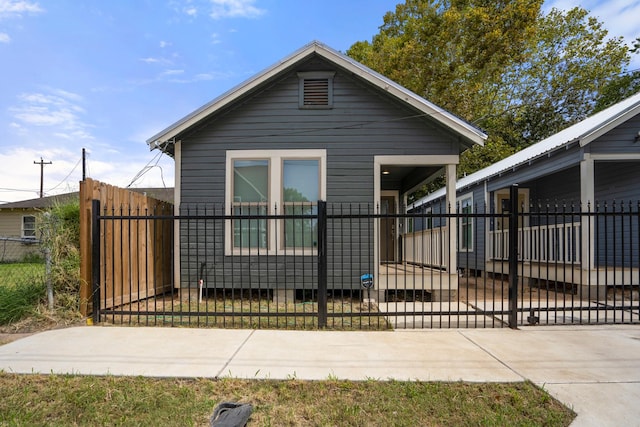 view of front facade featuring a fenced front yard