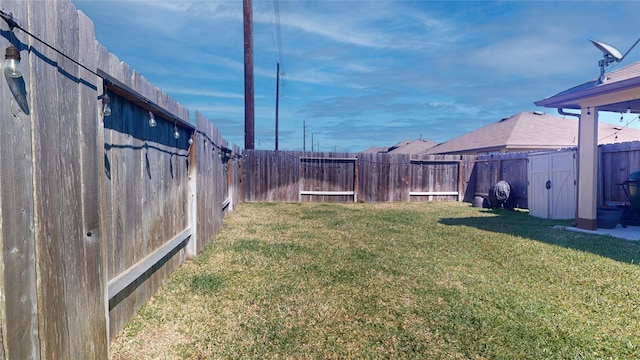 view of yard featuring a fenced backyard