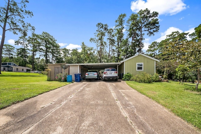 view of front of house featuring a carport, a front yard, and driveway