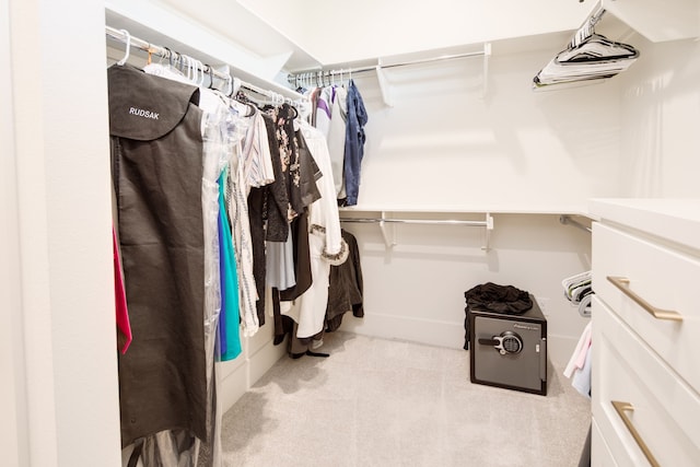 walk in closet featuring carpet