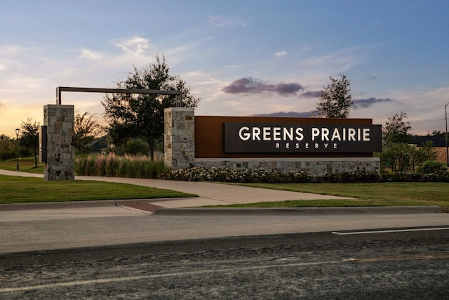 community sign featuring a yard